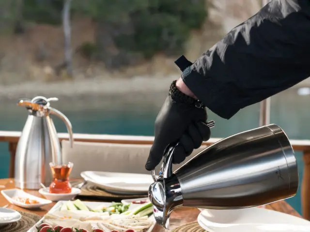 Yacht Serenad A dining table