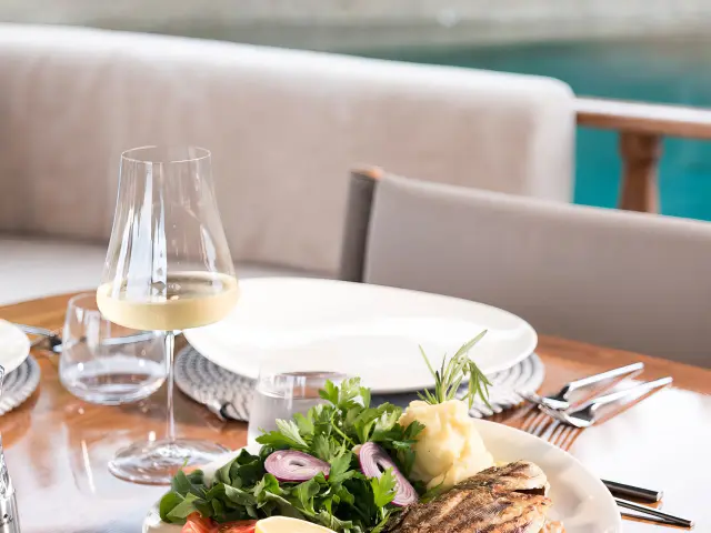 Yacht Serenad A dining table