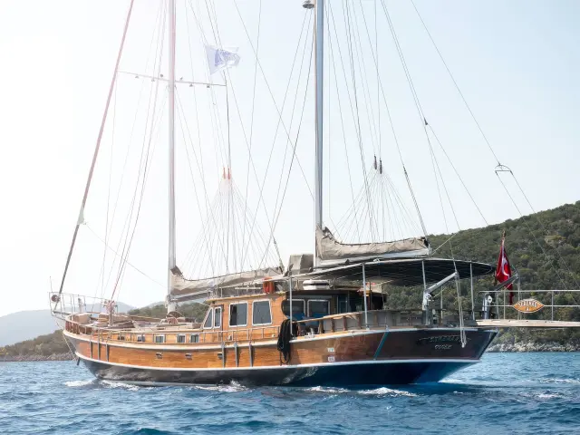 Yacht Serenad A side view