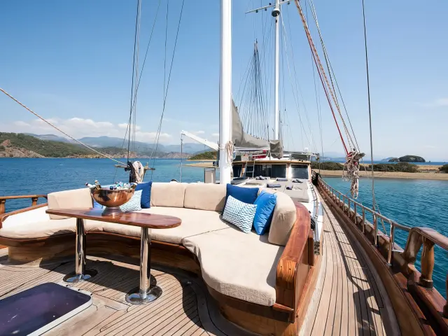 Yacht Serenad A deck