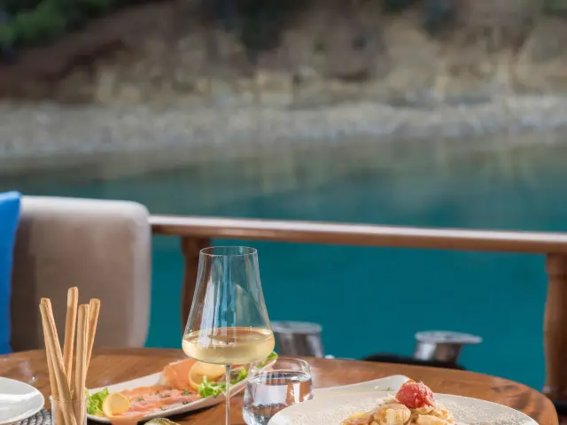 Yacht Serenad A dining table