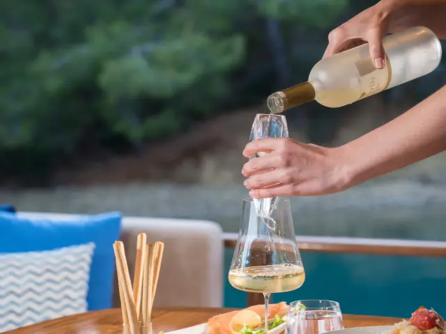 Yacht Serenad A dining table