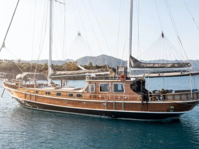 Yacht Serenad A side view