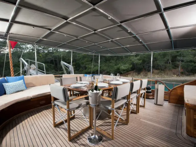 Yacht Serenad A dining table