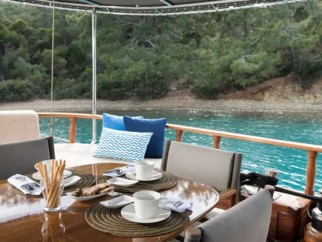 Yacht Serenad A dining table