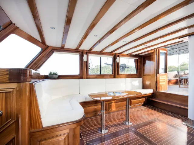 Yacht Serenad A saloon