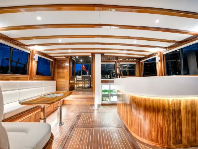 Yacht Serenad A saloon