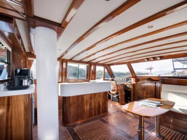 Yacht Serenad A saloon