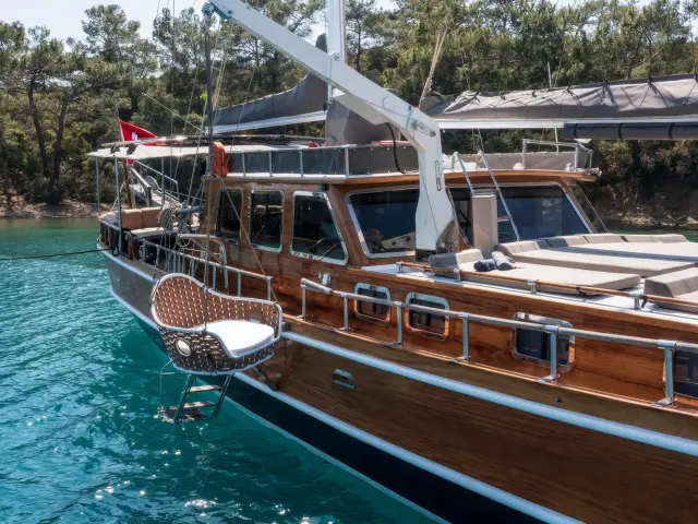 Yacht Serenad A side view