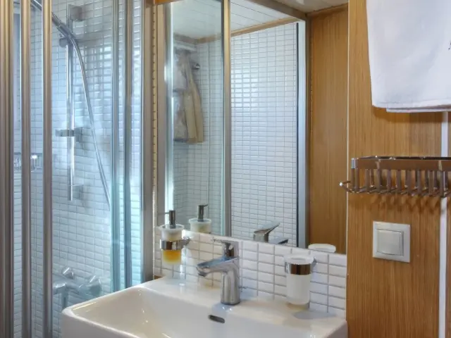 Yacht Aegean Clipper cabin bathroom