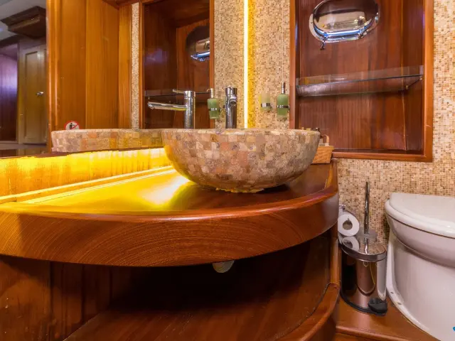 Yacht Dea Del Mare cabin bathroom