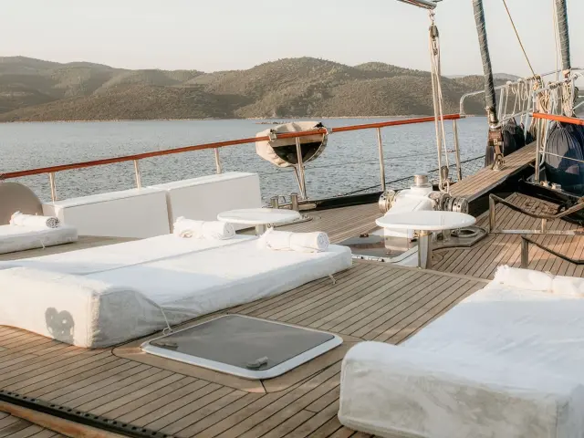 Yacht Dea Del Mare deck