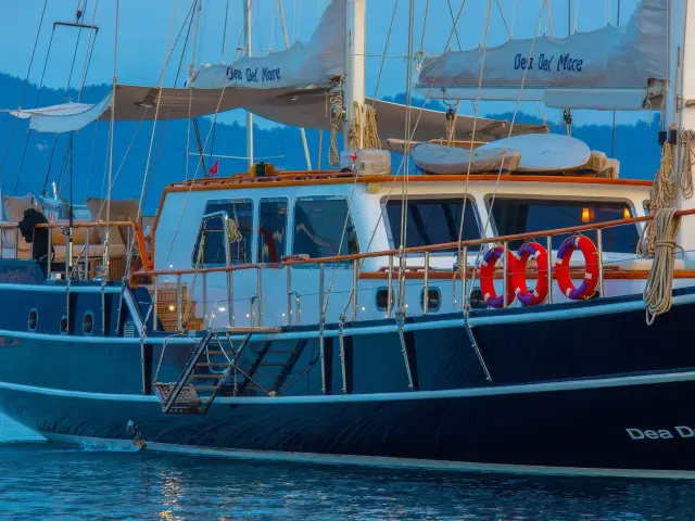 Yacht Dea Del Mare side view