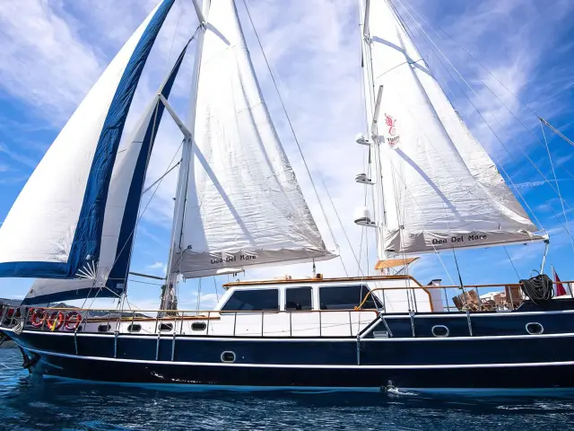 Yacht Dea Del Mare side view