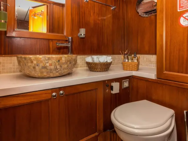 Yacht Dea Del Mare cabin bathroom