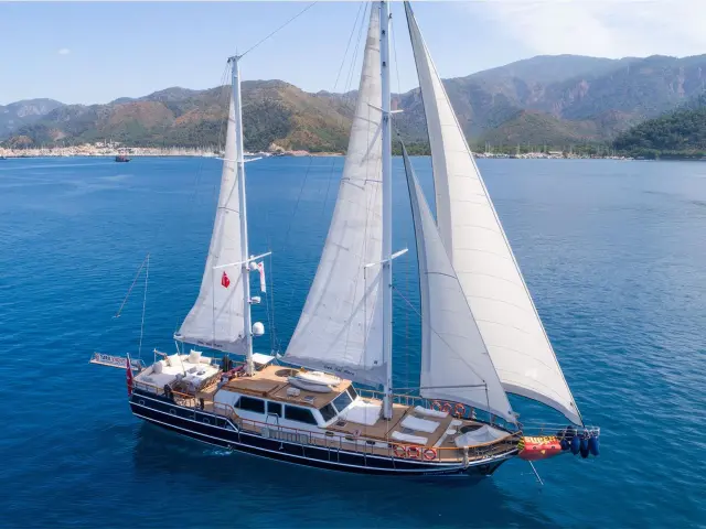 Yacht Dea Del Mare aerial view