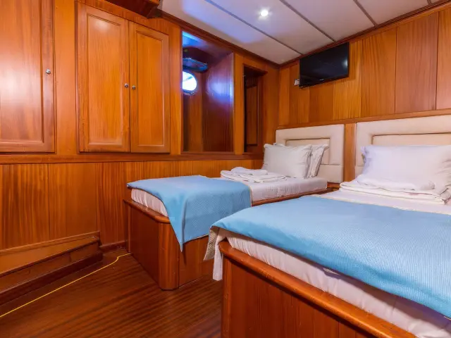 Yacht Dea Del Mare cabin
