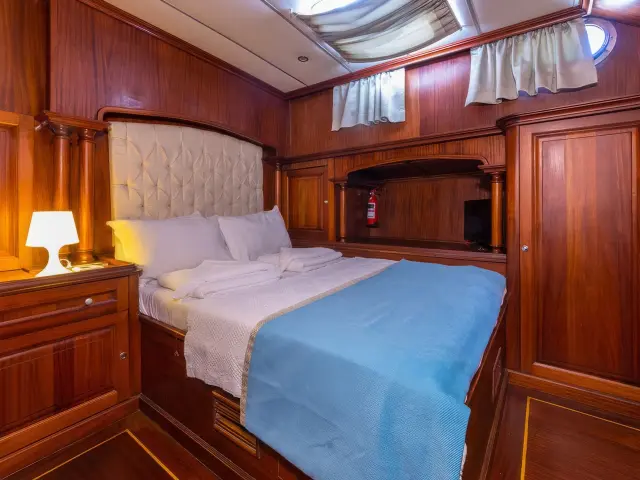 Yacht Dea Del Mare cabin