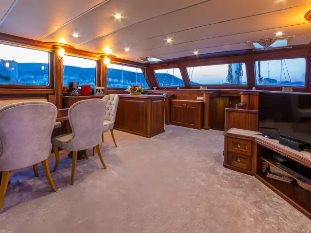 Yacht Dea Del Mare saloon