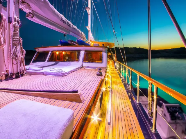 Yacht Dea Del Mare deck