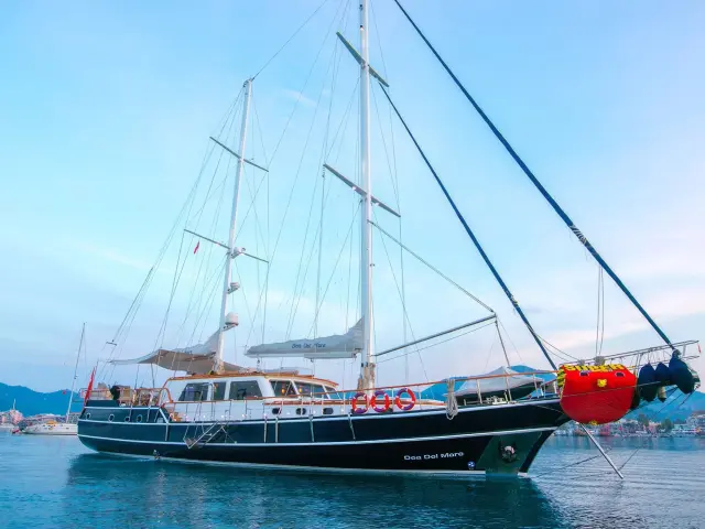 Yacht Dea Del Mare side view