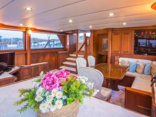 Yacht Dea Del Mare saloon