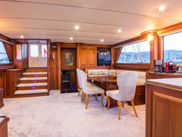 Yacht Dea Del Mare saloon