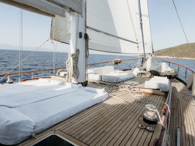 Yacht Dea Del Mare deck