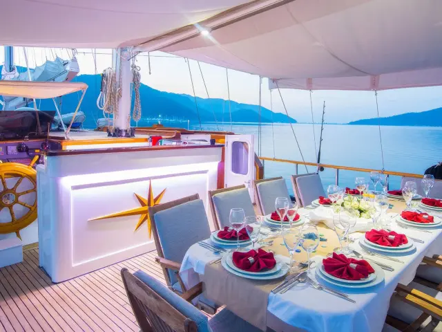 Yacht Dea Del Mare deck