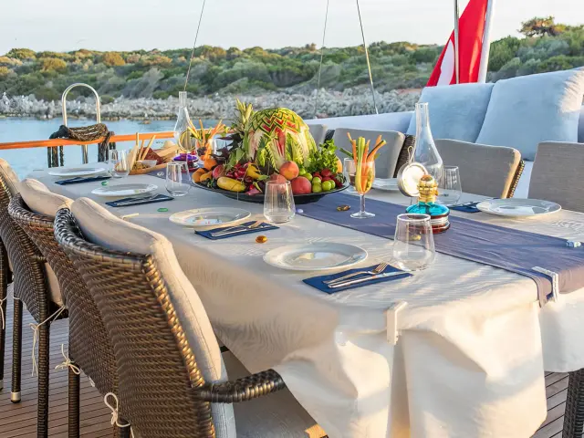 Yacht Dea Del Mare dining table