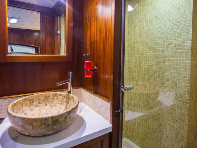Yacht Dea Del Mare cabin bathroom