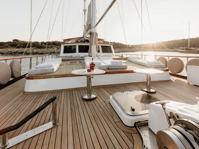 Yacht Dea Del Mare deck