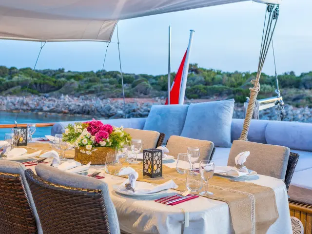 Yacht Dea Del Mare dining table