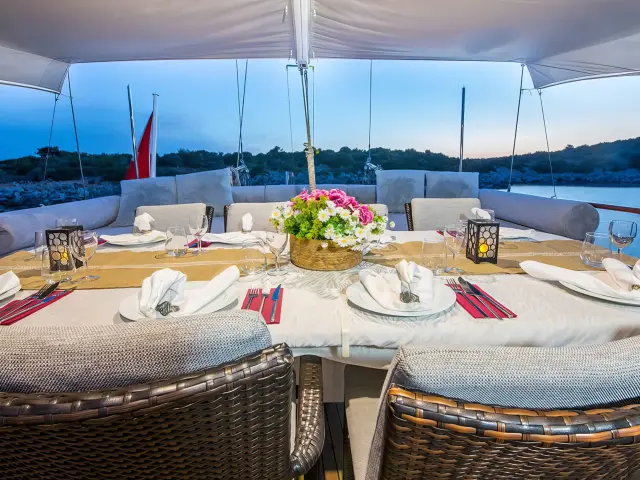 Yacht Dea Del Mare dining table