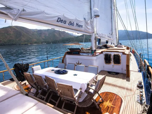 Yacht Dea Del Mare deck