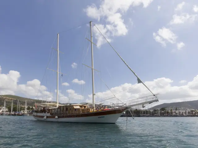 Yacht Hera side view