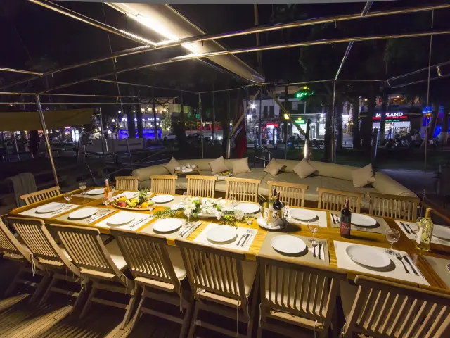 Yacht Hera dining table