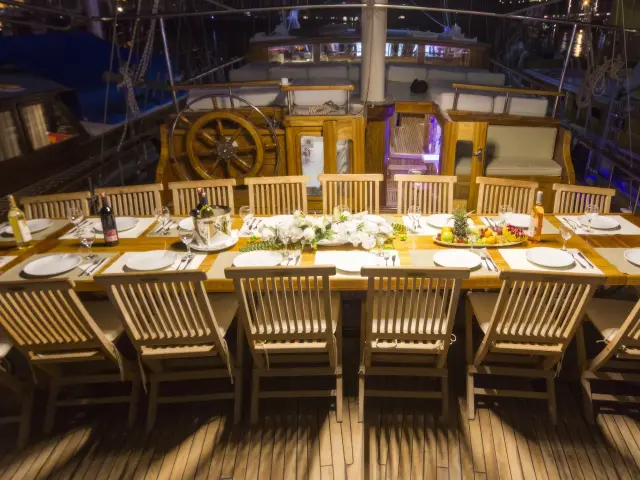 Yacht Hera dining table