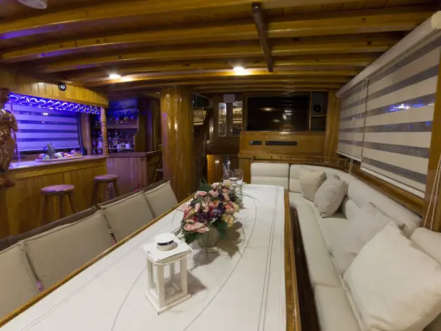 Yacht Hera saloon