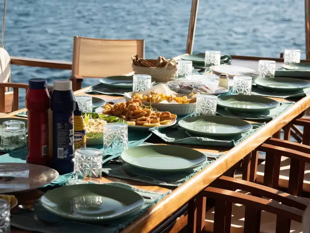 Yacht Hera dining table