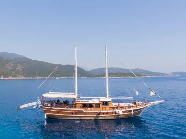 Yacht Harmonia side view