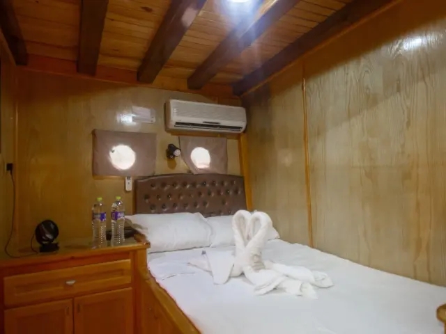 Yacht Harmonia cabin