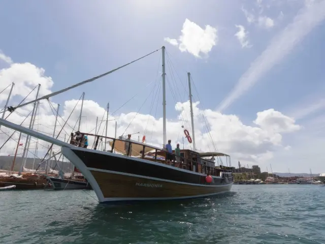 Yacht Harmonia side view