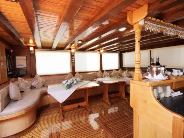 Yacht Harmonia saloon