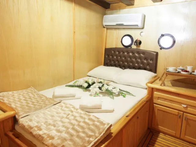 Yacht Harmonia cabin