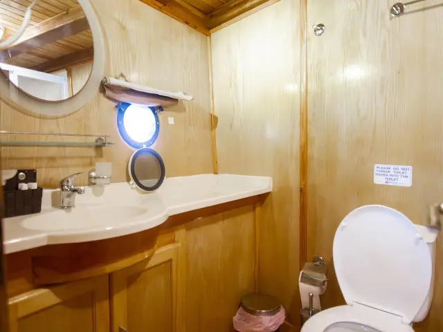 Yacht Harmonia cabin bathroom
