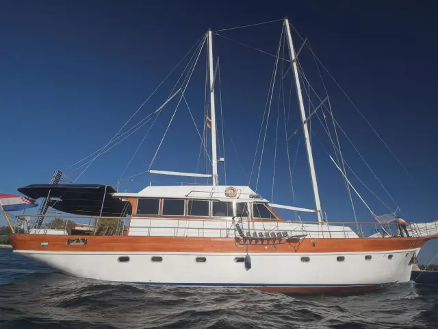 Yacht Vito side view