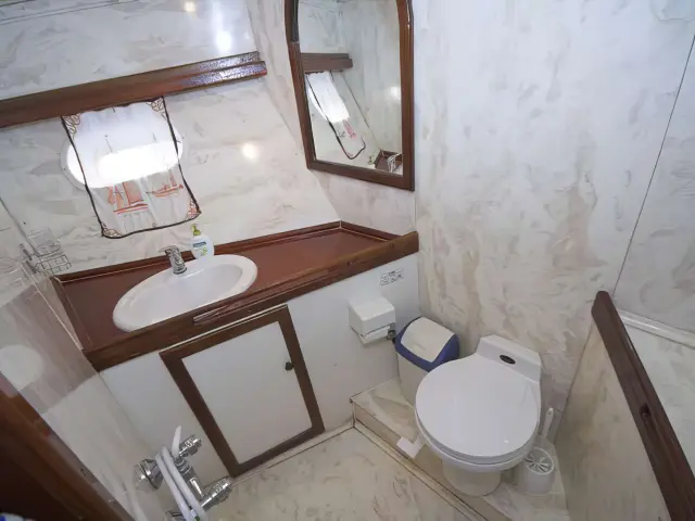 Yacht Vito cabin bathroom