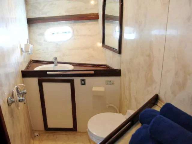 Yacht Vito cabin bathroom
