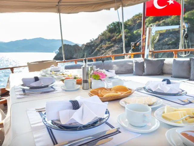 Yacht Ros Mare dining table